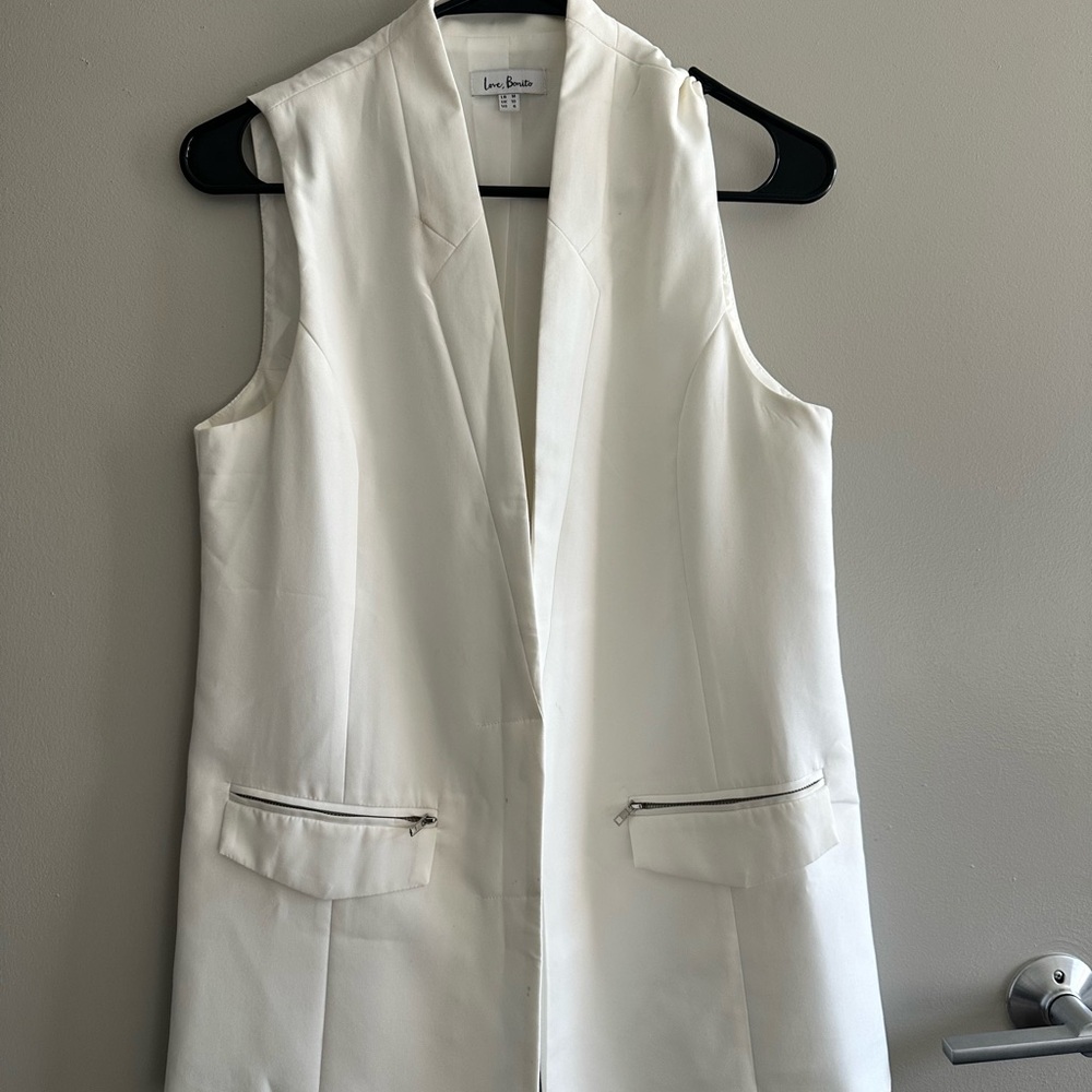 Elegant Women's White Vest with Zipper Pockets
